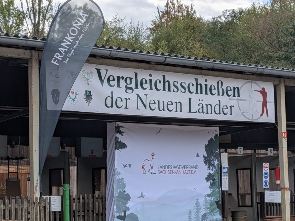Am 06.Juni 2026 trafen sich 19 Mannschaften und viele Einzelstarter zur Landesmeisterschaft im Jagdlichen Schießen auf dem Hummelberg in Schönebeck. Von den 107 gemeldeten Jagdschützen gingen am Ende 105 Jagdschützen an den Start.